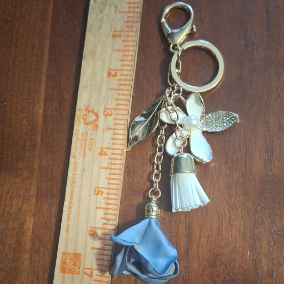 Amazon Essentials Gold and White Flower Keychain - Picture 6 of 6